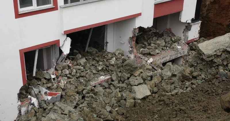 İstinat duvarı çöktü: Odalar kayalarla doldu!