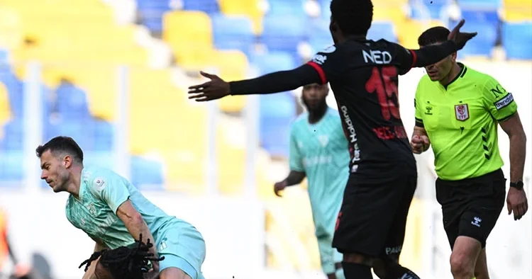 Kayserispor dan sert tepki: Hakem Ümit Öztürk ve VAR ekibi 3 puanımıza gasp etti!