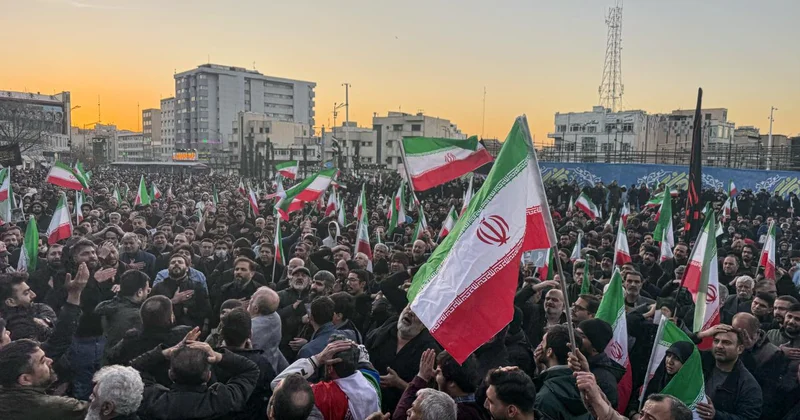 İran da Hamaney in ölümünün ardından gösteriler düzenlendi