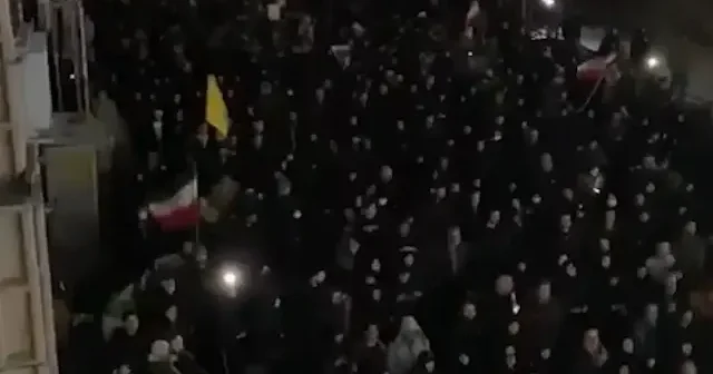 İranlılar füzelere rağmen Hameney için sokaklara döküldü VİDEO İZLE