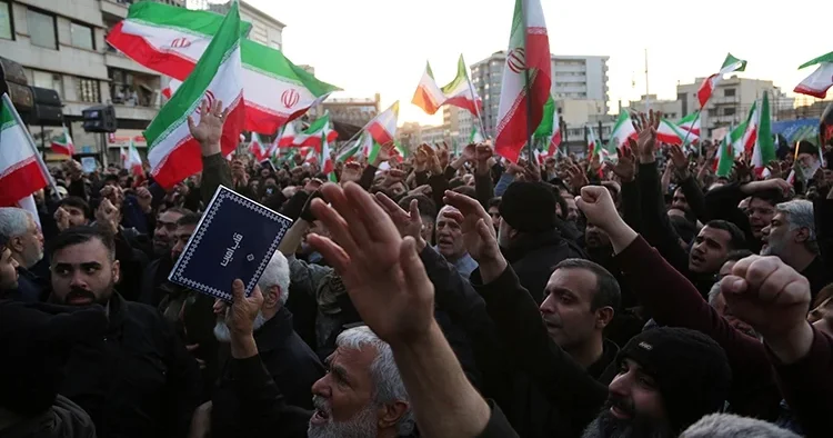 İran da Hamaney in ölümü yüz binleri sokağa döktü