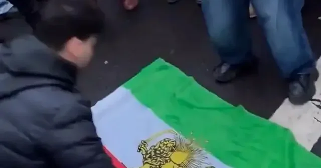 Almanya da Hamaney in ölümünü kutlamak için sokağa dökülen rejim karşıtları Pers bayrağı açıp üzerine secde etti VİDEO İZLE