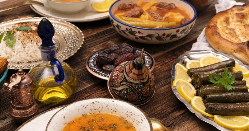 Bugün iftarda ne var? Ramazanın on birinci gününe özel: Közlenmiş kırmızı biber çorbası ve tepsi kebabı!