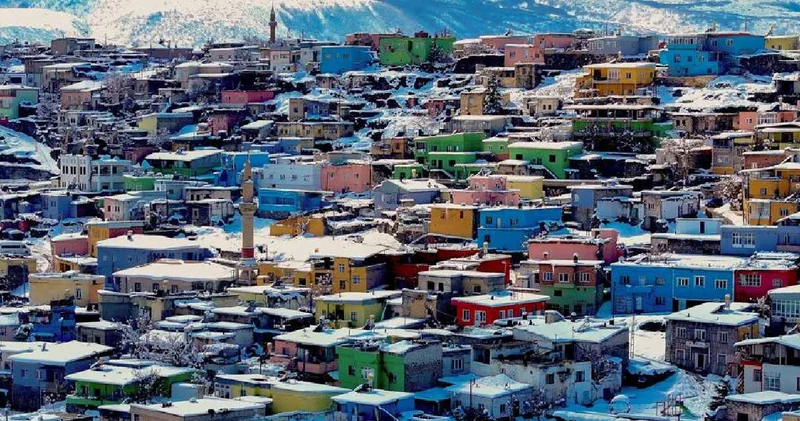 Burası Kayseri: Rengarenk evler karla iç içe geçti
