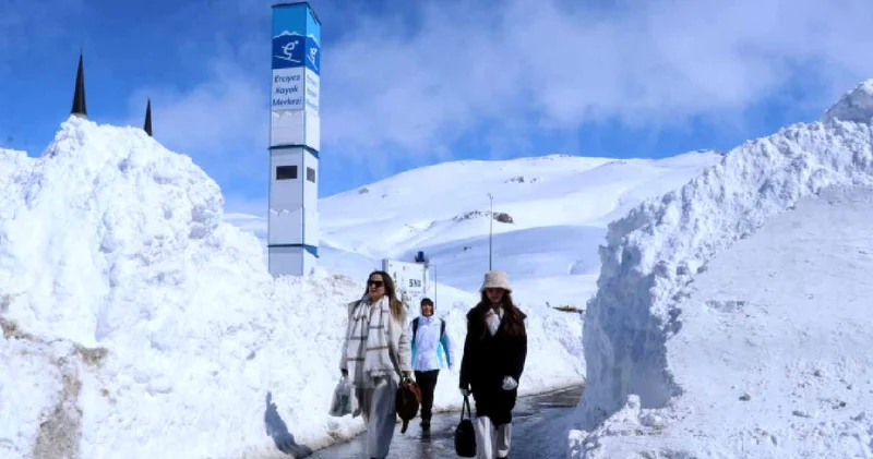 İç Anadolu nun zirvesinde kar kalınlığı insan boyunu aştı