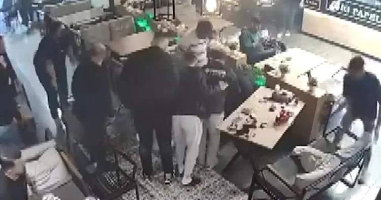 İstanbul daki kafede ilginç olay: Televizyondan takip ederken sevinçten bayıldı