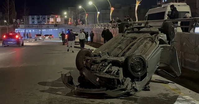 Refüjdeki direğe çarparak karşı şeride geçen otomobil takla attı: 2 yaralı Gaziantep Haberleri