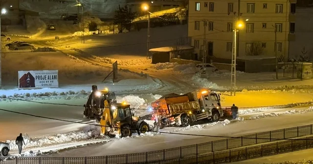 Bayburt ta kara saplanan tuzlama aracı kepçe ve halat yardımıyla çekildi Bayburt Haberleri