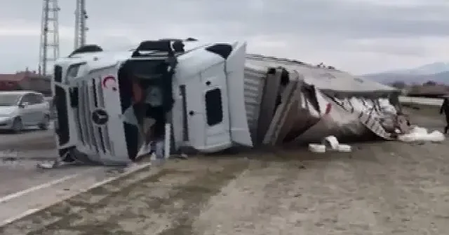 Konya’da iplik yüklü TIR devrildi: 1 yaralı VİDEO İZLE