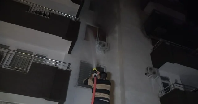 5 katlı binada korkutan yangın:2 kişi dumandan etkilendi Mahalle sakinleri itfaiye hortumu ile yangına müdehale etti Antalya Haberleri