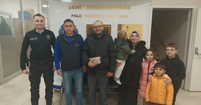 Bulduğu para dolu çantayı polise teslim etti Düzce Haberleri