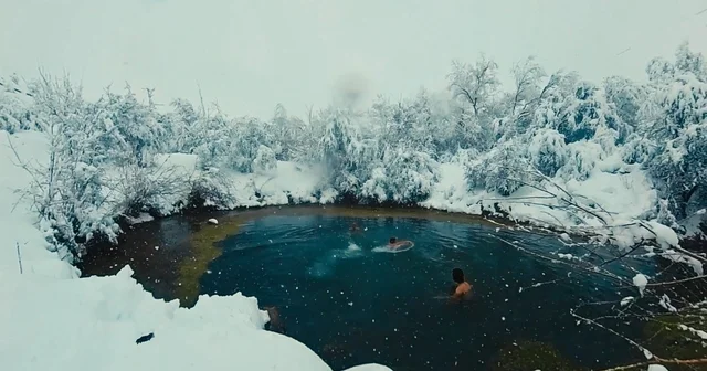 Muhteşem manzarada üç arkadaş kar yağışı altında gölette yüzdü Erzincan Haberleri