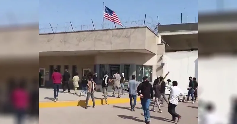 Pakistan da bir grup gösterici, ABD nin Karaçi Konsolosluğu na girmeye çalıştı