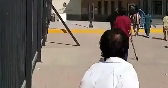 Hamaney in ölümü sonrası Pakistanlılar Karaçi deki ABD konsolosluğuna saldırdı: Çok sayıda ölü var VİDEO İZLE