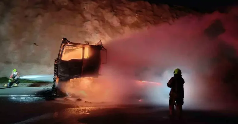 Balıkesir’de kauçuk yüklü tır alev alev yandı