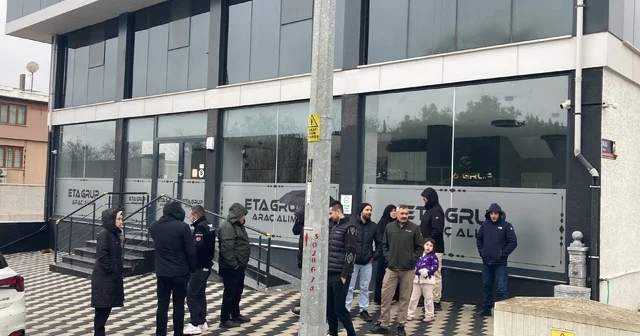 Araçlarını bıraktıkları galericinin milyonlarca lirayla yurt dışına kaçtığı iddiası Kocaeli Haberleri