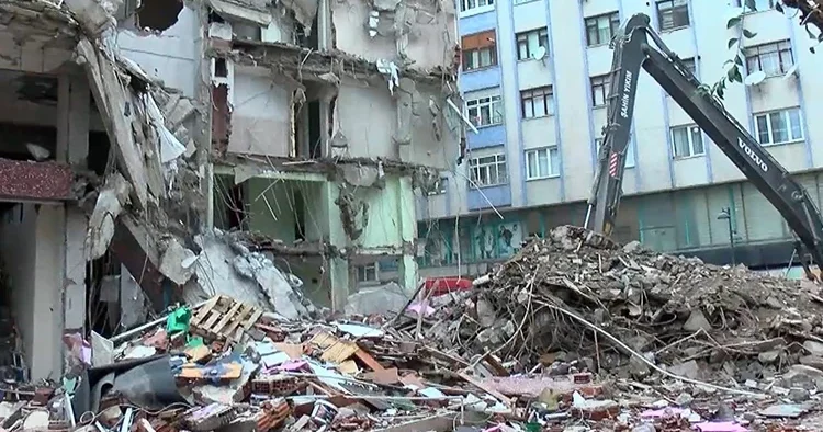 İstanbul da yıkım faciası: Annesiyle yolda yürüyen küçük çocuğu hayattan kopardı