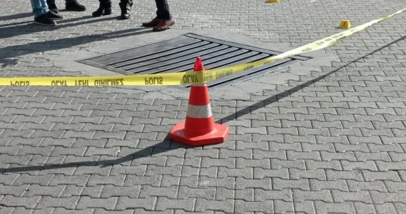 Zeytinburnunda bir binanın yıkımı sırasında kafasına beton parçası isabet eden çocuk öldü