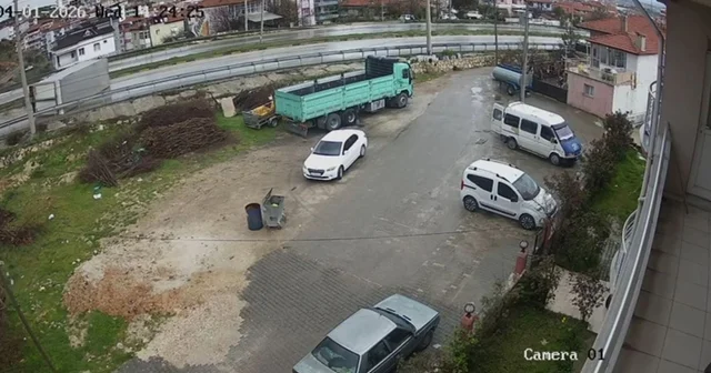 Kula da yağışlı hava kazayı beraberinde getirdi Kaza anı güvenlik kameralarına yansıdı Manisa Haberleri