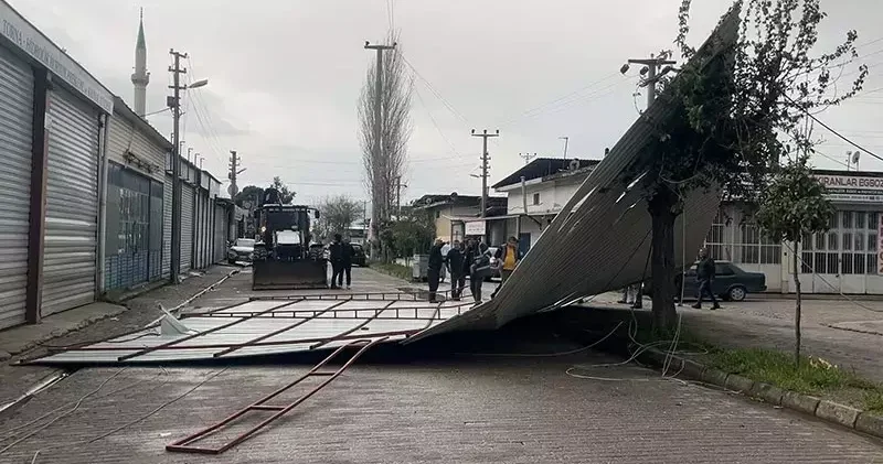 Aydın da fırtına nedeniyle iş yerinin çatısı uçtu