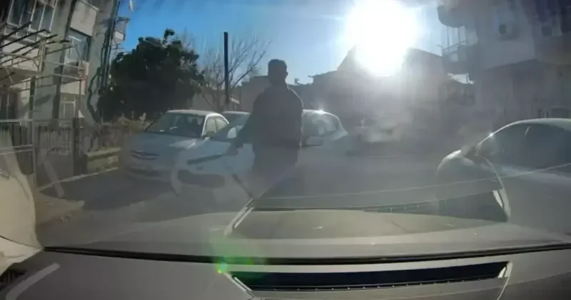 Trafikte sıkıştırdığı kişileri beyzbol sopasıyla tehdit eden sürücüye 180 bin lira ceza İzmir Haberleri