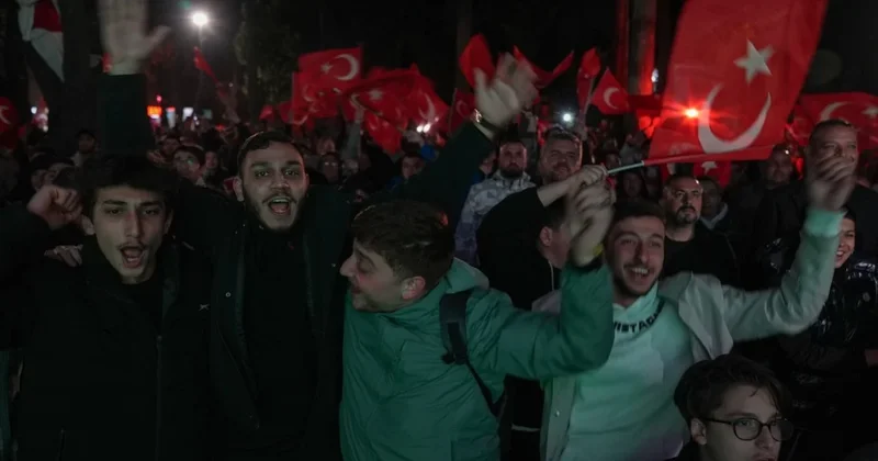 Tarihi maç dev ekranlardan takip edildi! Sözcü Gazetesi