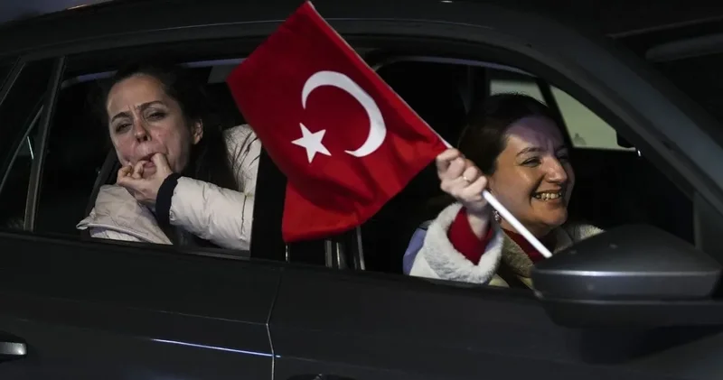 Yer kırmızı gök beyaz: Türkiye uyumadı Avrupa da sallandı