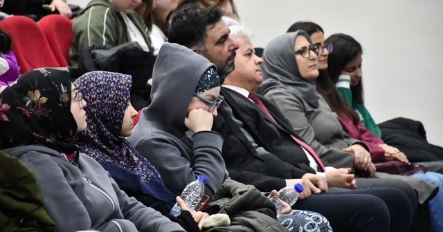 Gençlerin tarih konulu konferansa katılımı yoğun oldu Afyonkarahisar Haberleri