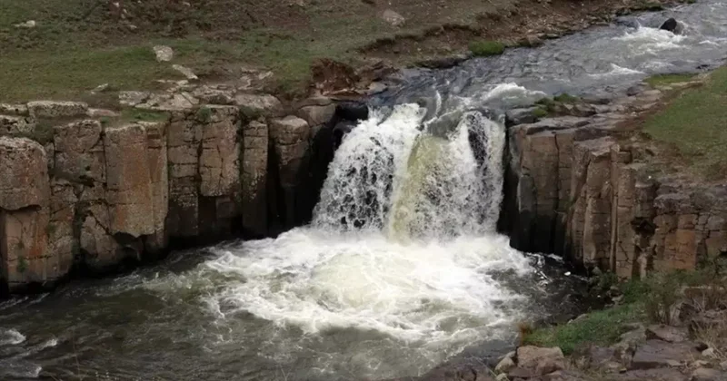 Diyadin’de saklı güzellik yıldızlı şelalesi baharla coştu