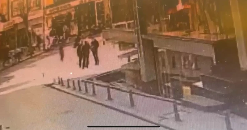 Son dakika Fatih teki kurye cinayetinin görüntüleri ortaya çıktı! Sokak ortasında vahşet: Yurt dışına kaçma hazırlığı yapmışlar...