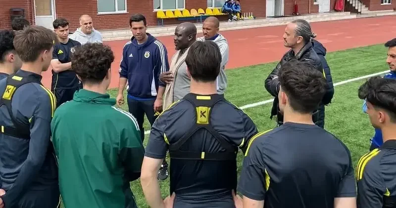 Stephen Appiah Fenerbahçe Futbol Akademisi ni ziyaret etti Futbol Haberleri