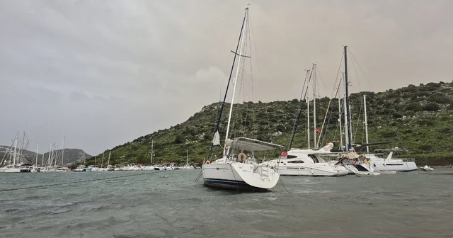 Bodrum da fırtına etkili oldu, 2 tekne karaya oturdu Muğla Haberleri
