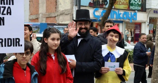 İzmit te edebiyat kahramanları sokaklara indi Kocaeli Haberleri