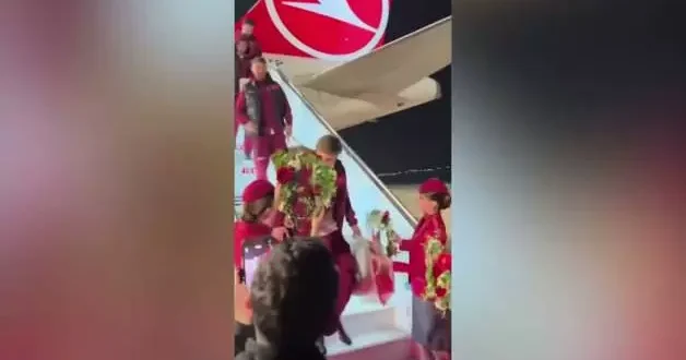 24 yıllık hasreti bitiren Bizim Çocuklar çiçeklerle karşılandı