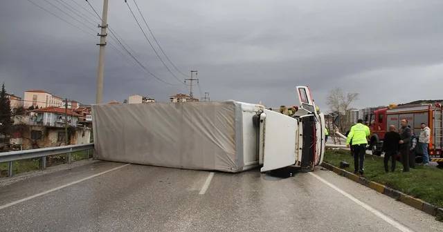 Kamyon, yağmur nedeniyle kayganlaşan yolda devrildi; kaza kamerada Manisa Haberleri