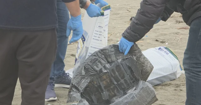 Hatay da dalgaların kıyıya sürüklediği çuvaldan uyuşturucu madde çıktı Hatay Haberleri