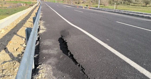 Yeni yapılan yolda çatlak ve göçükler oluştu Batman Haberleri