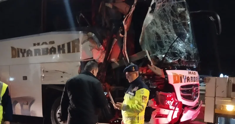 10 yaralı! TIR ile otobüs çarpıştı