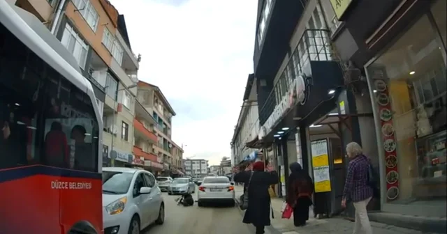 Yayaya çarptıktan sonra şoför değiştirip uzaklaştılar Düzce Haberleri