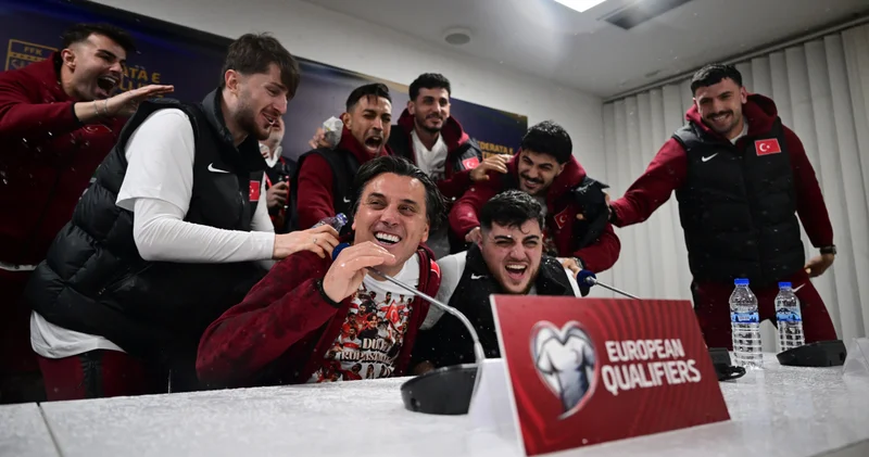 Montella ya basın toplantısında sulu kutlama! Futbol Haberleri
