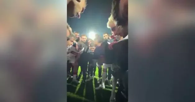 Kaptan tüm takımı orta sahaya topladı! Hakan Çalhanoğlu ndan tarihi konuşma