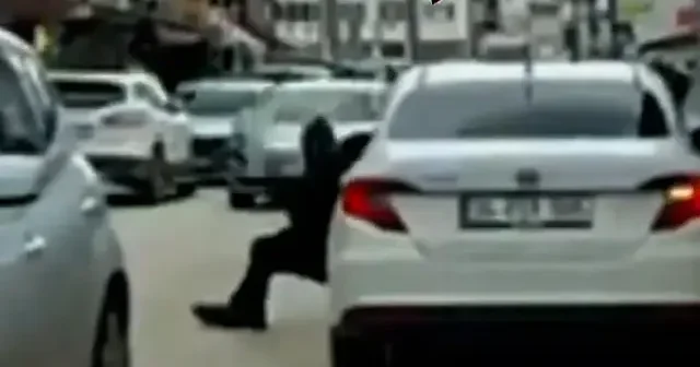 Düzce de kameraya yansıyan kazada şahıslar hemen şoför değiştirip olay yerinden kaçtı VİDEO İZLE