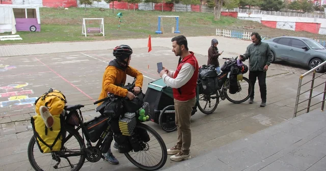 İspanyol gezgin çift, Sivas ta sıra gecesi ile tanıştı Kazakistan da köpek sahiplenen İspanyol çift, dünya turuna devam ediyor Sivas Haberleri