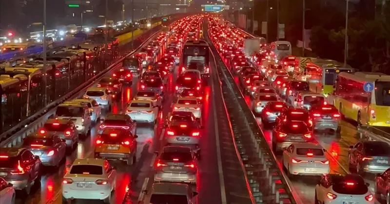 İstanbul da trafik yine felç oldu! Yoğunluk yüzde 83 e yükseldi