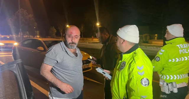 Kırmızı ışıkta bekleyen otomobile çarpan alkollü sürücüyü çevredekiler darbetti Nevşehir Haberleri