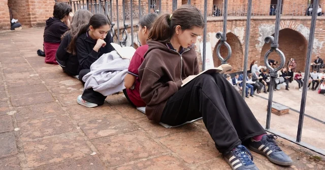 Alanya da Kızılkule nin 800. yılında 800 öğrenci aynı anda kitap okudu Antalya Haberleri