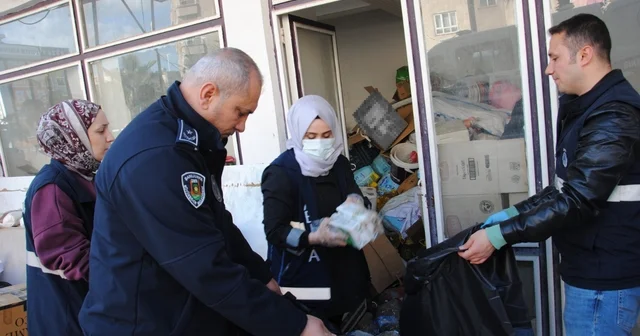 Şanlıurfa da son kullanım tarihi geçmiş tonlarca gıda ürünü ele geçirildi Zabıta ekiplerinden böceklenmiş tonlarca gıda ürünü deposuna şok baskın Şanlıurfa Haberleri