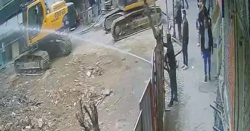 Zeytinburnu nda inşaattan beton parçası düştü; 6 yaşındaki çocuk öldü