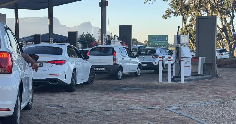 Güney Afrika da akaryakıt zammı öncesi istasyonlarda uzun kuyruklar oluştu