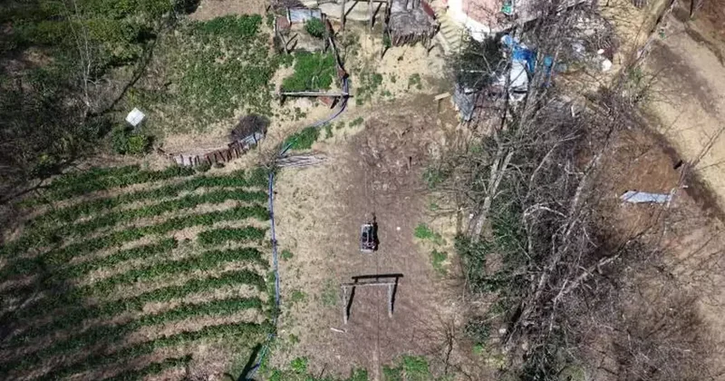 20 yıldır yol olmayan evine bu şekilde gidiyor: Görenler dönüp bir daha bakıyor!